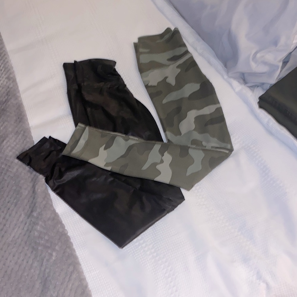 2 Pairs of Leggings Camo & Liquid black